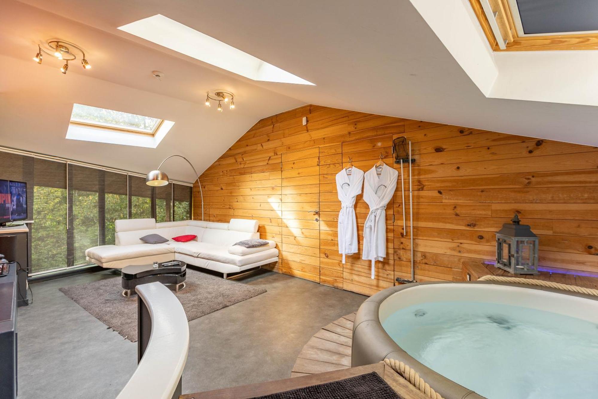 Le Lov'T - Suite Avec Jacuzzi Spontin Luaran gambar