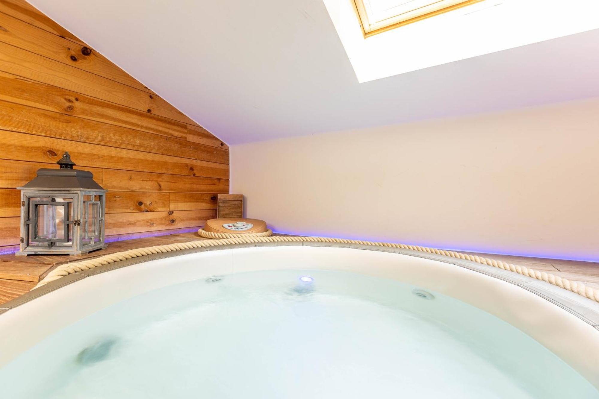Le Lov'T - Suite Avec Jacuzzi Spontin Luaran gambar
