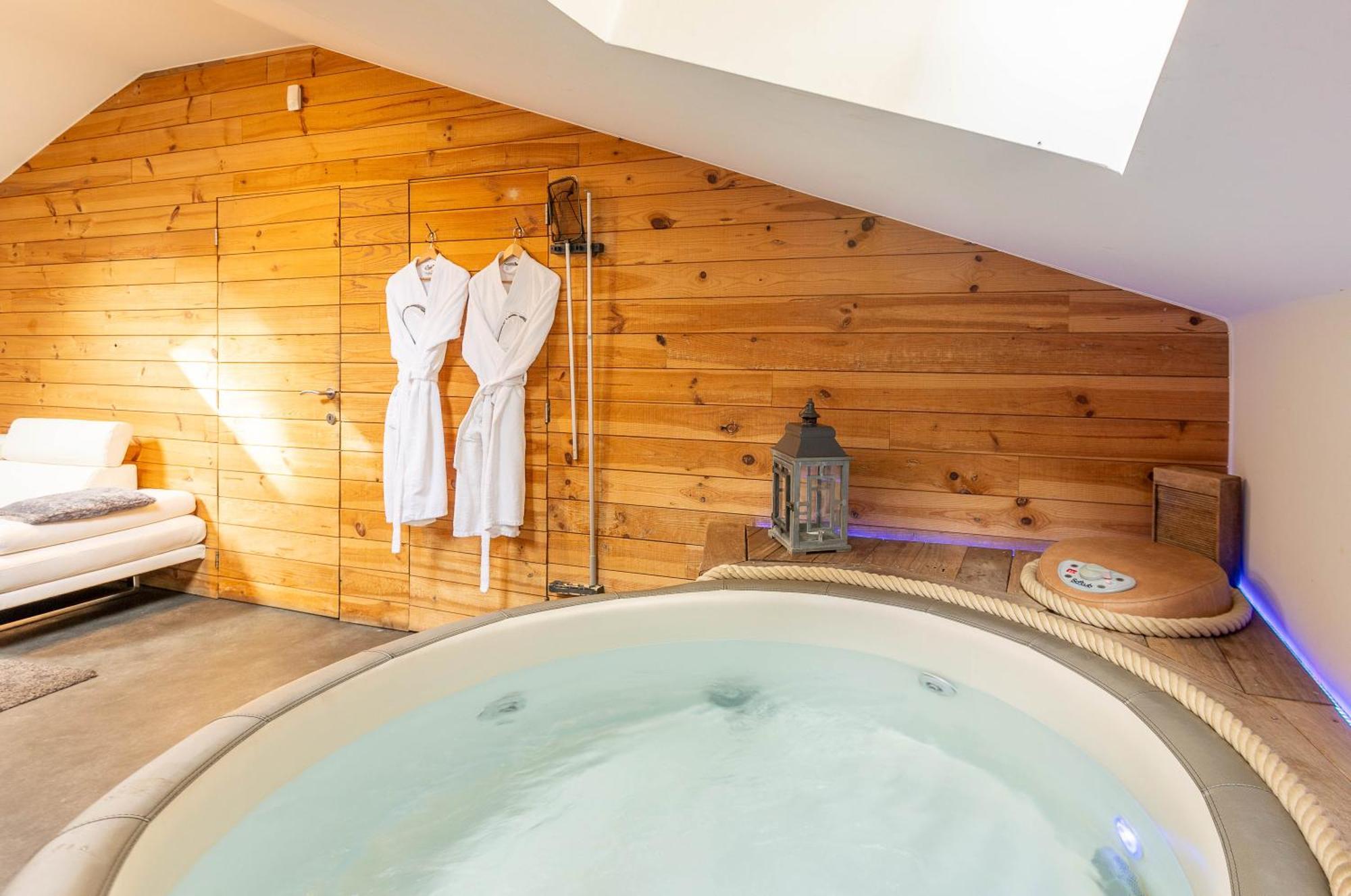 Le Lov'T - Suite Avec Jacuzzi Spontin Luaran gambar